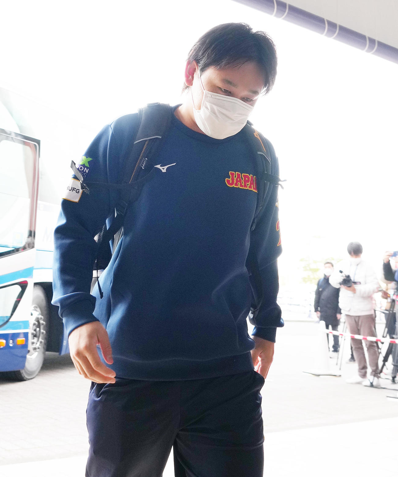 休日を返上し、キャンプ地を訪れる宮城（撮影・菅敏）