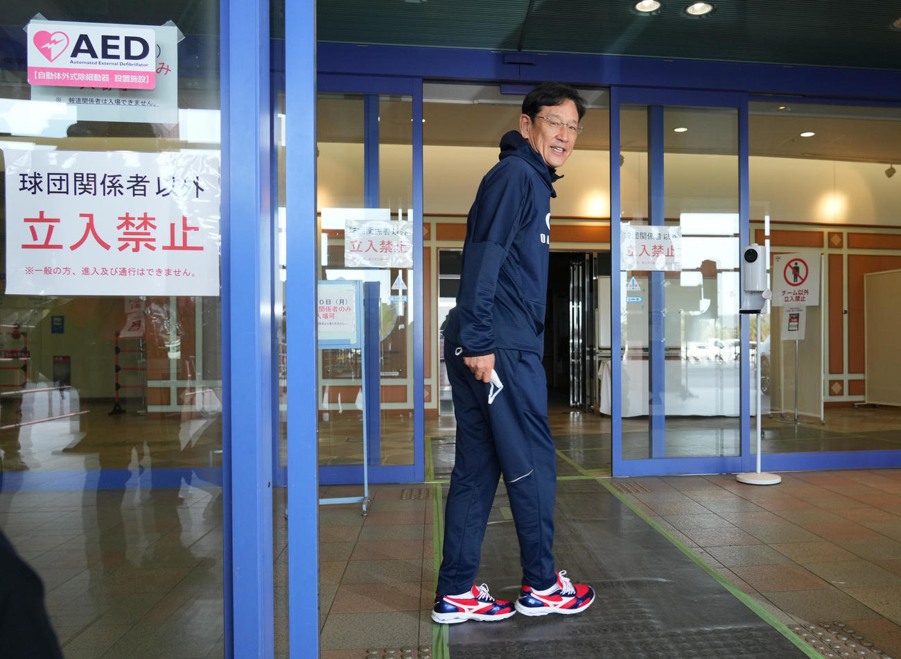 休日を返上し、キャンプ地を訪れる栗山監督（撮影・菅敏）