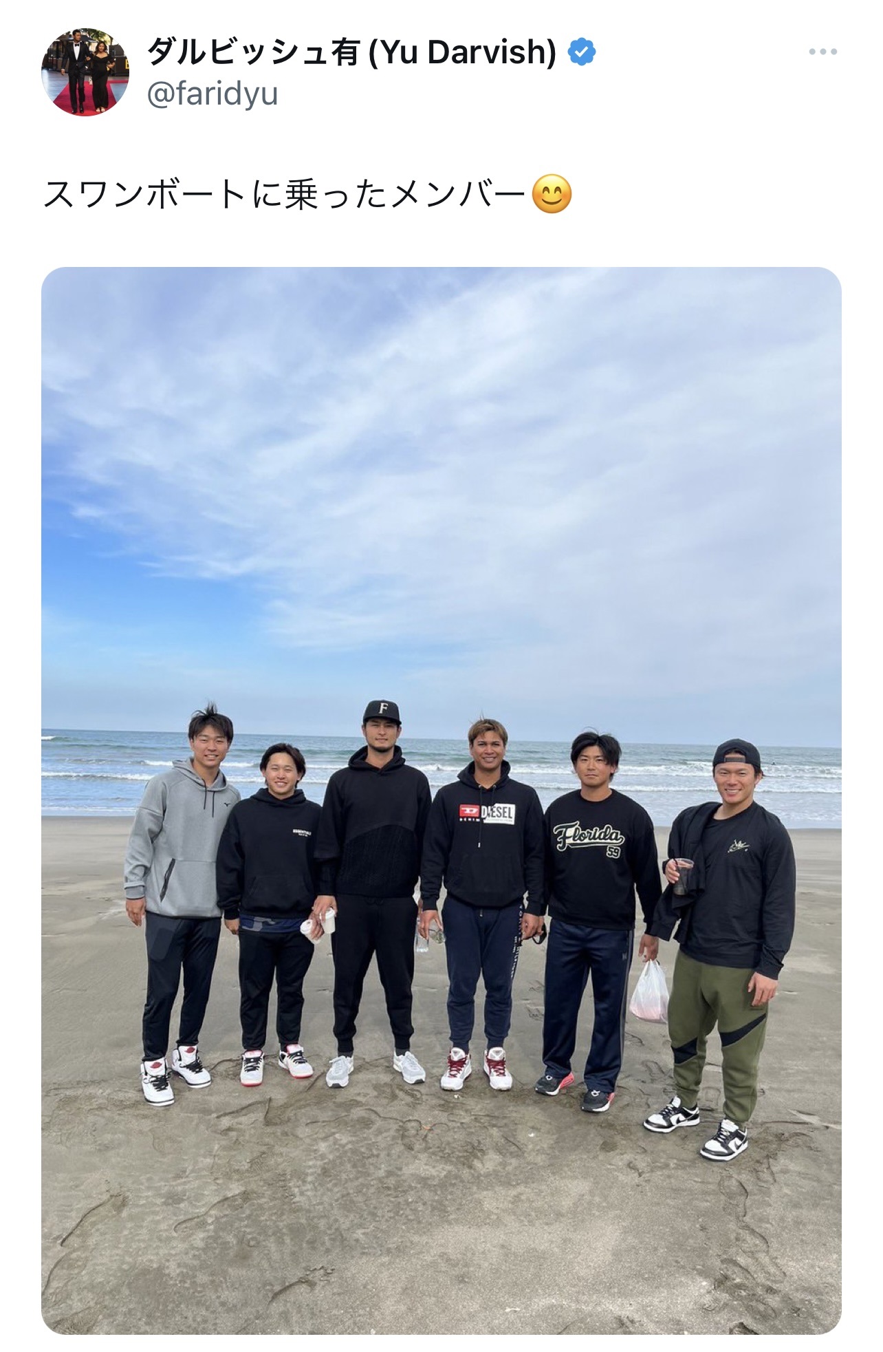 「スワンボートに乗ったメンバー」として、6人が並んだショットを投稿したダルビッシュ（ダルビッシュ有のtwitterより）