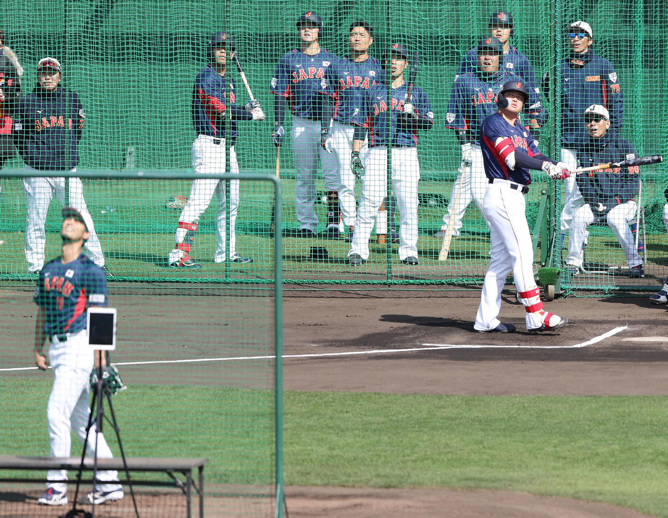 ライブBPでダルビッシュ（手前）と対戦し、中越え本塁打を放つ村上（撮影・前田充）