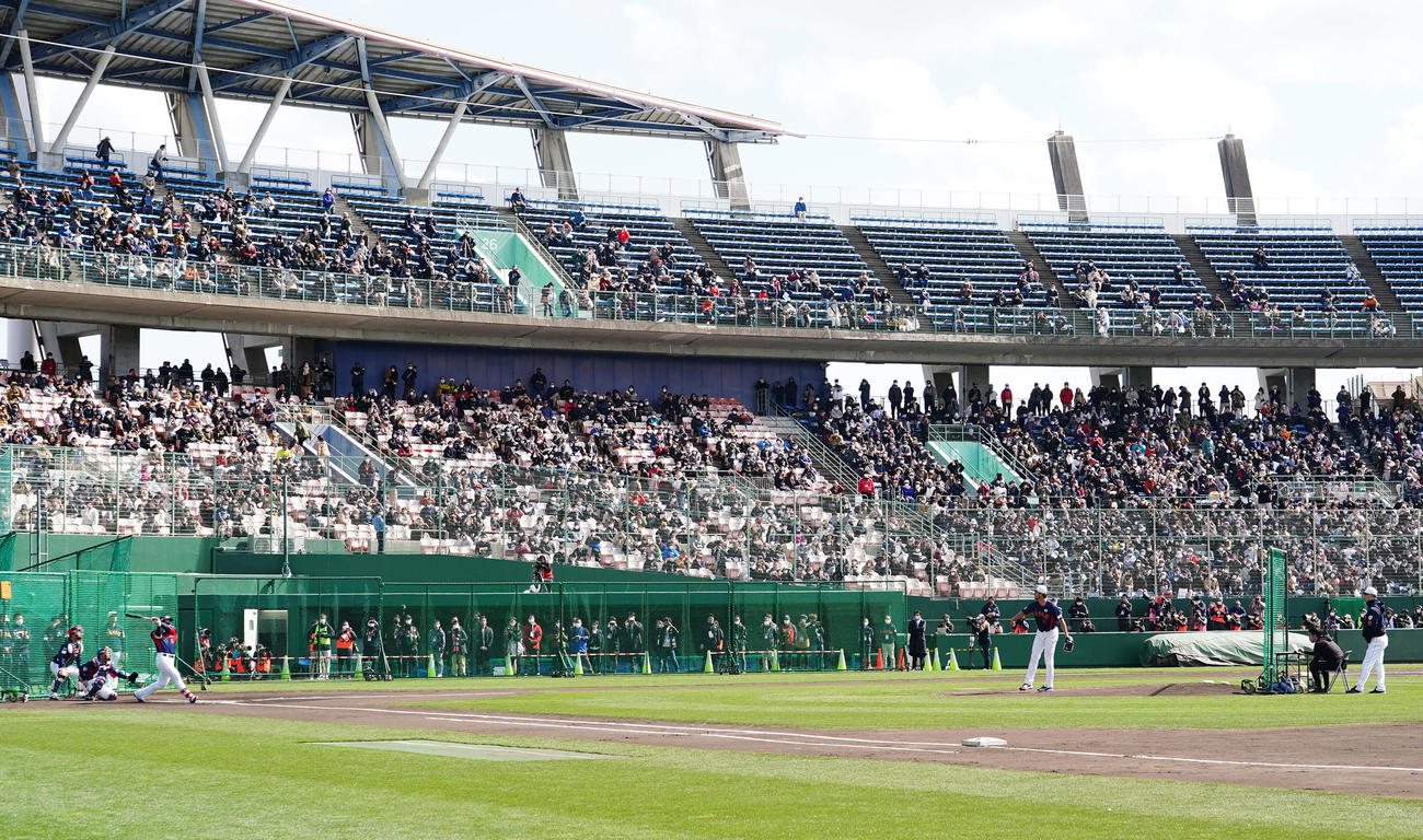 ライブBPに登板し、村上（左）に本塁打を打たれるダルビッシュ（撮影・菅敏）