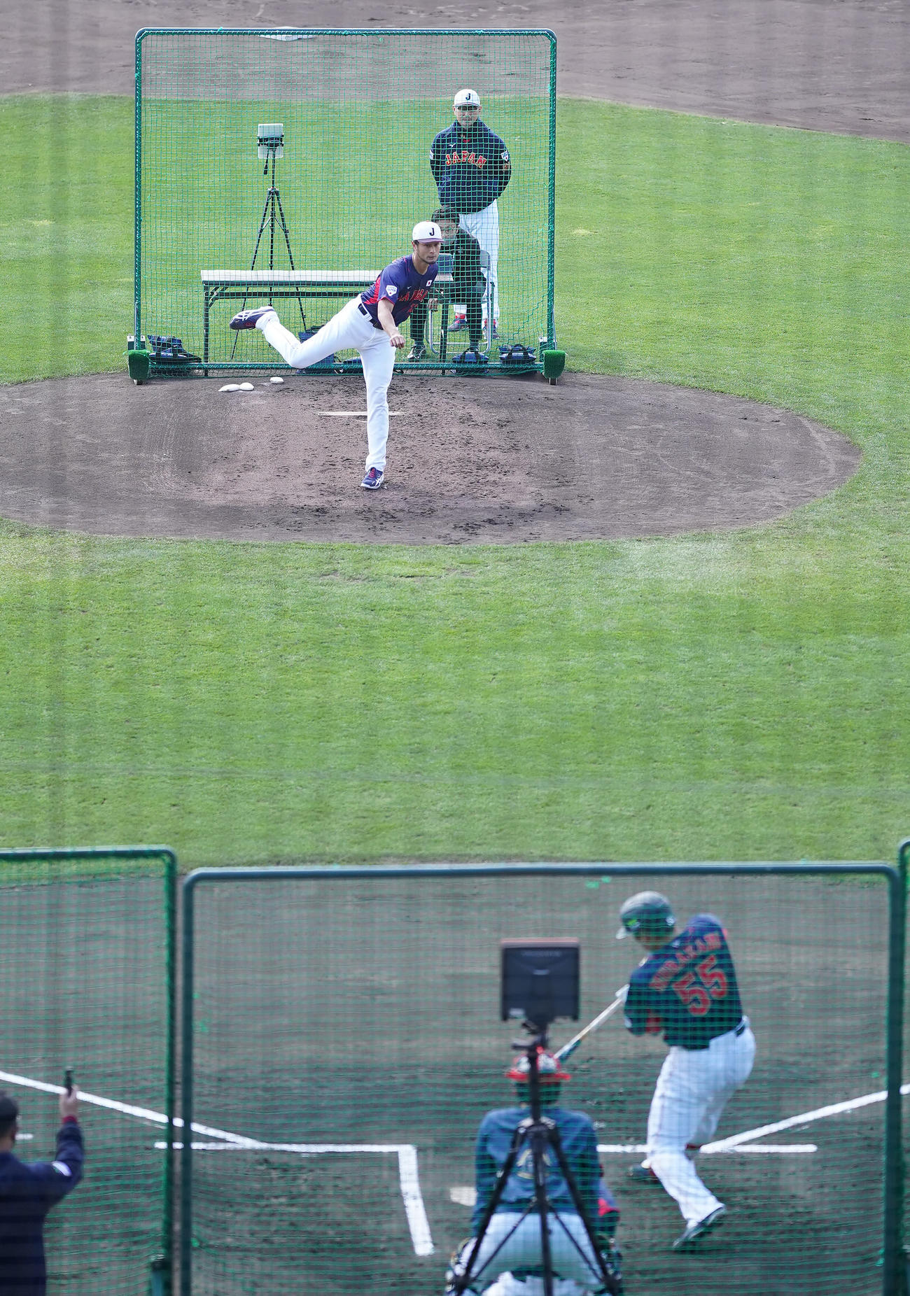 ライブBPで対戦するダルビッシュ（上）と村上（撮影・垰建太）
