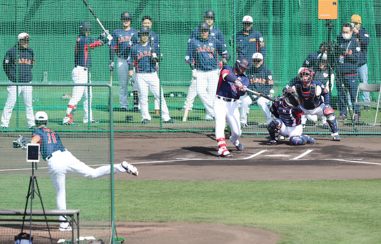 打撃投手を務めたダルビッシュ（手前）から本塁打を放つ村上（撮影・前田充）
