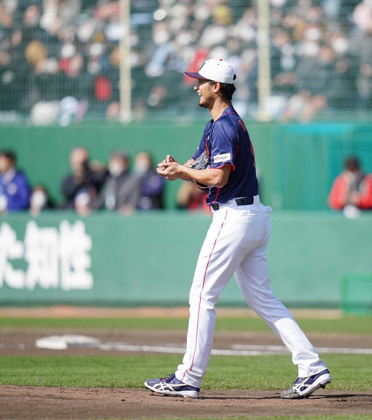 ライブBPで村上に本塁打を浴び笑顔を見せるダルビッシュ（撮影・垰建太）