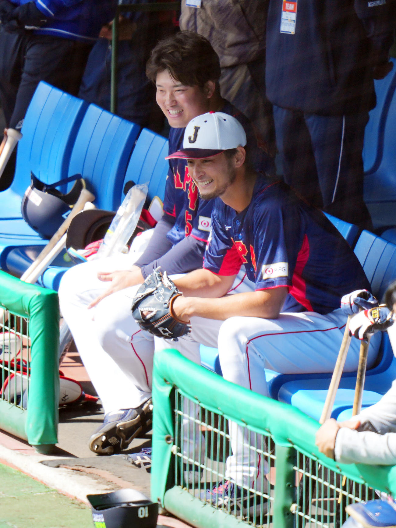 ライブBPを終え本塁打を打たれた村上（左）と笑顔で談笑するダルビッシュ（撮影・垰建太）