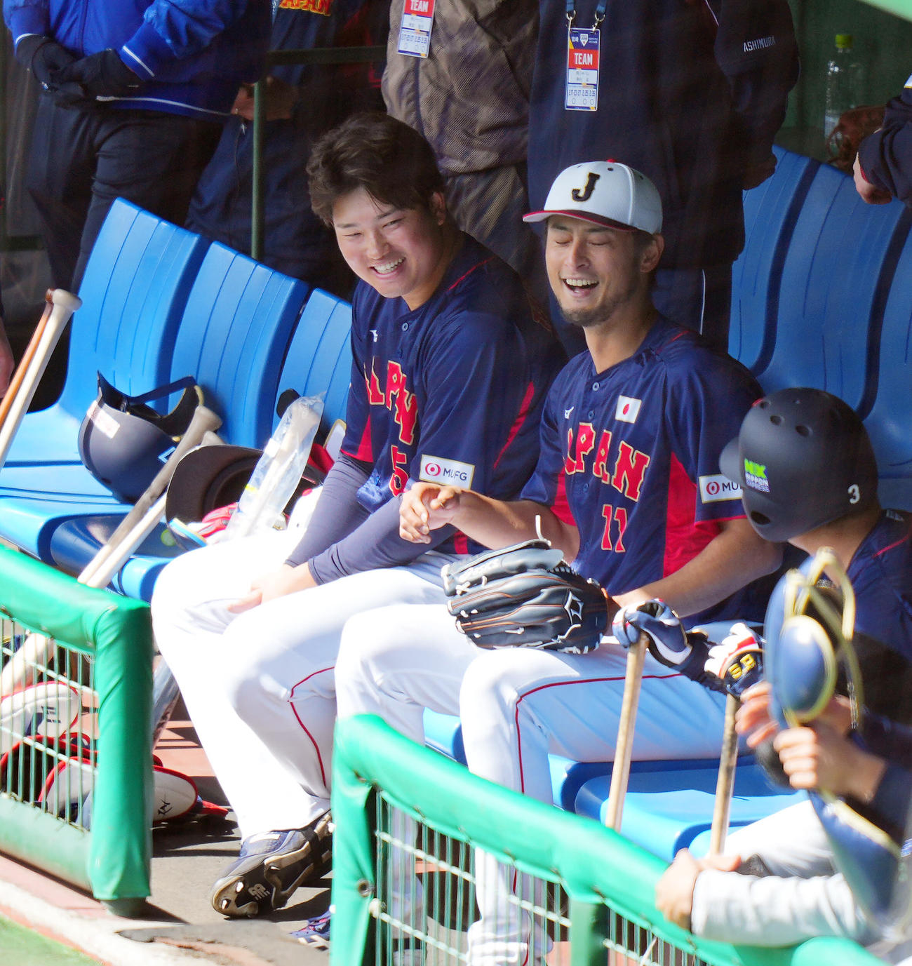 ライブBPを終え本塁打を打たれた村上（左）と笑顔で談笑するダルビッシュ（撮影・垰建太）
