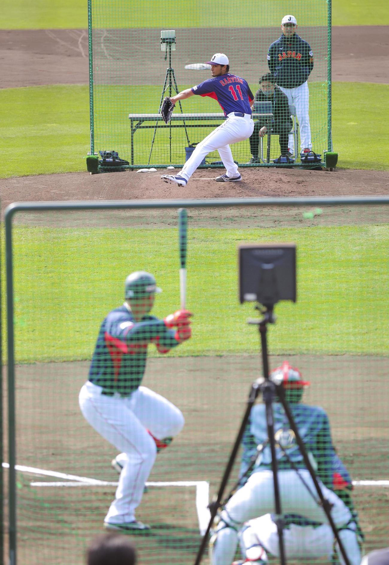 フリー打撃で岡本和（左下）と対戦するダルビッシュ（共同）