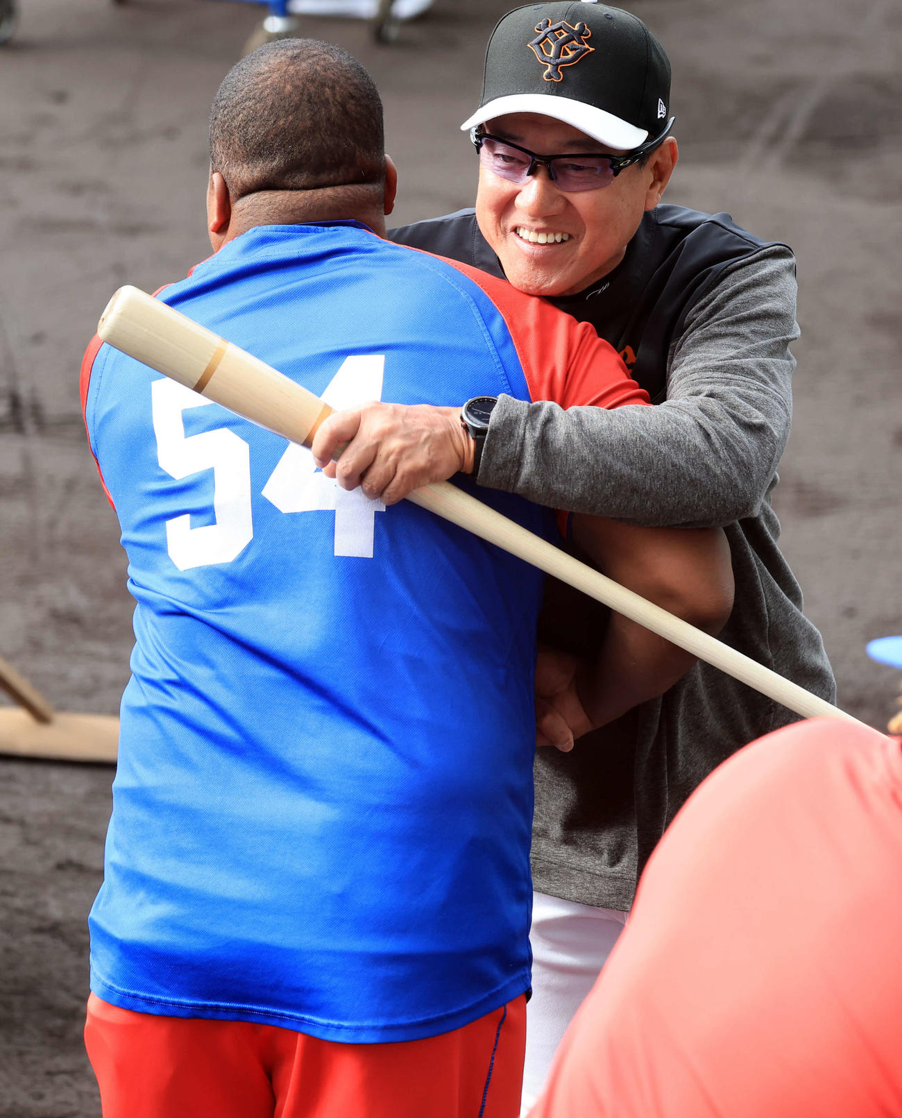 巨人対キューバ代表　試合前、巨人原監督（右）はキューバ代表デスパイネと抱擁のあいさつ（撮影・浅見桂子）