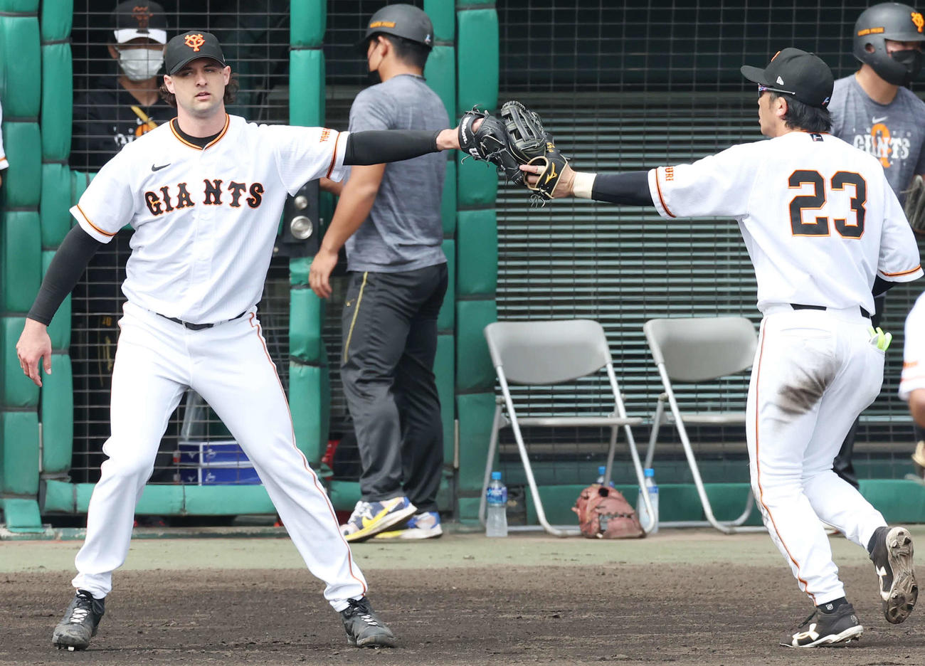 巨人対キューバ代表　4回表キューバ代表を無失点に抑え松田（右）とタッチするビーディ（撮影・宮地輝）