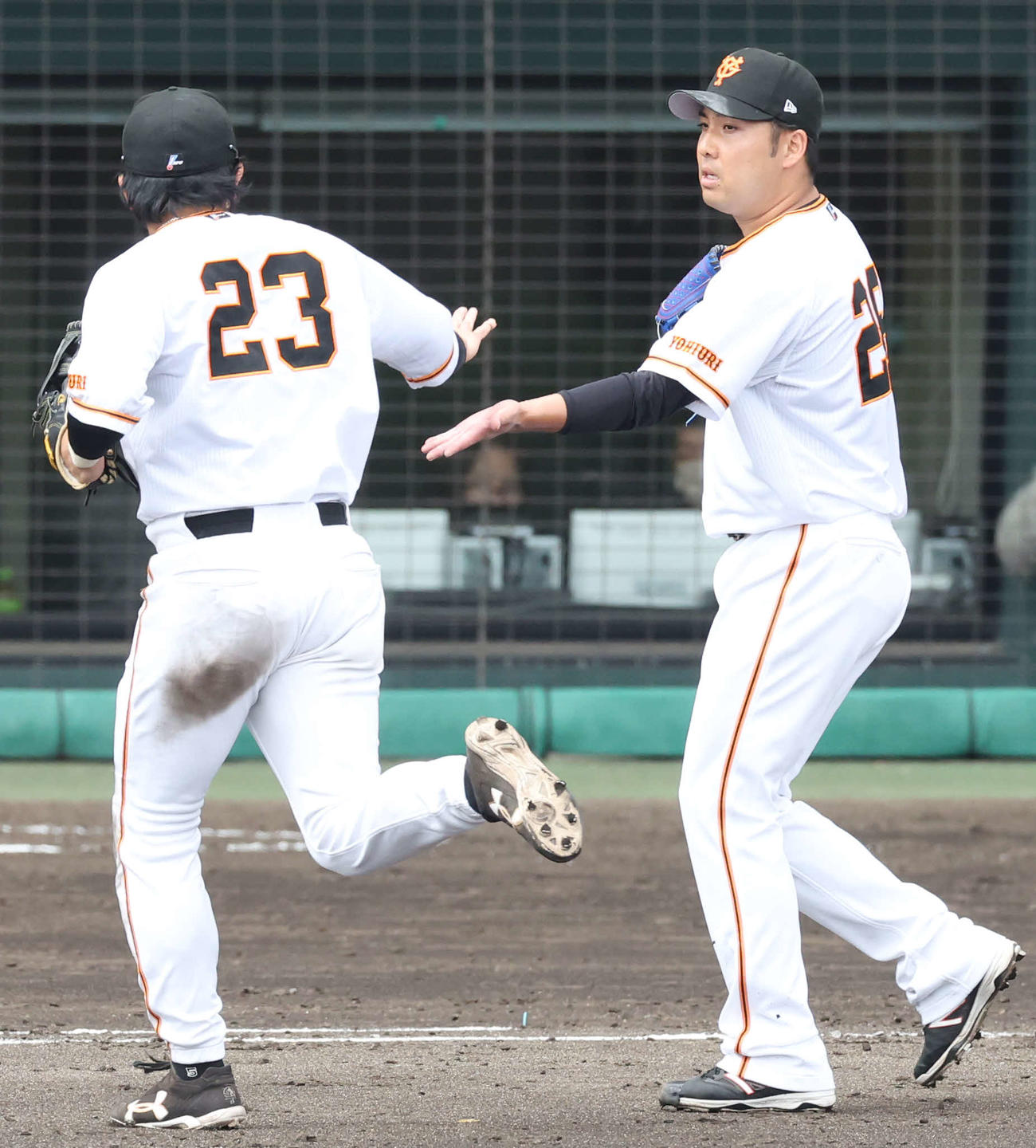 巨人対キューバ代表　5回表キューバ代表を無失点に抑え松田（左）とタッチする今村（撮影・宮地輝）