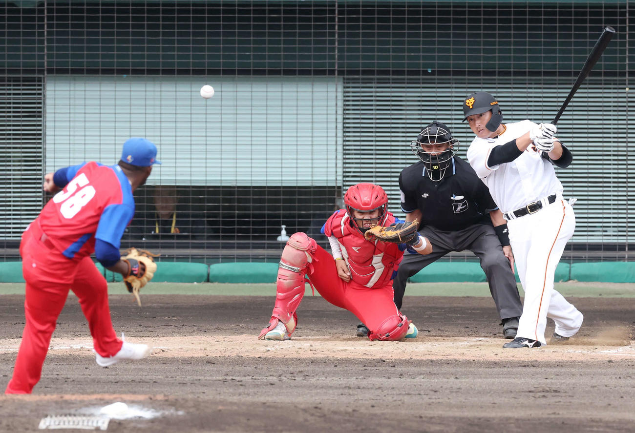 巨人対キューバ代表　5回裏巨人2死、中前打を放つ長野。投手イエラ（撮影・宮地輝）