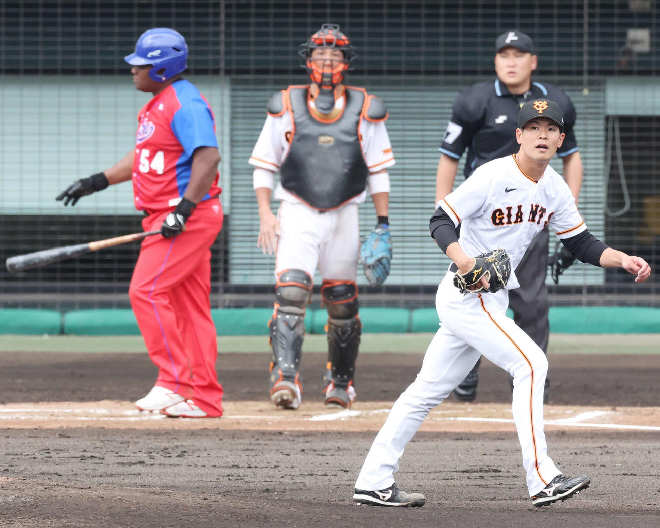 巨人対キューバ代表　6回表キューバ代表1死一塁、デスパイネを中飛に抑える巨人山田（撮影・宮地輝）