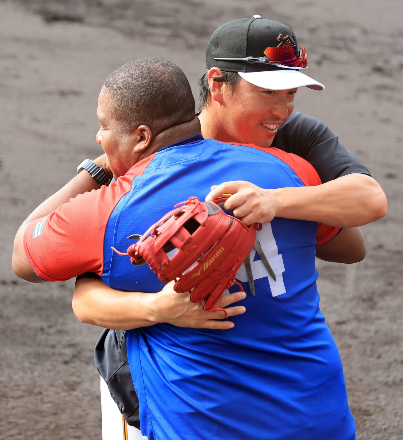 巨人対キューバ代表　試合前、巨人長野（奥）はキューバ代表デスパイネと抱擁のあいさつ（撮影・浅見桂子）