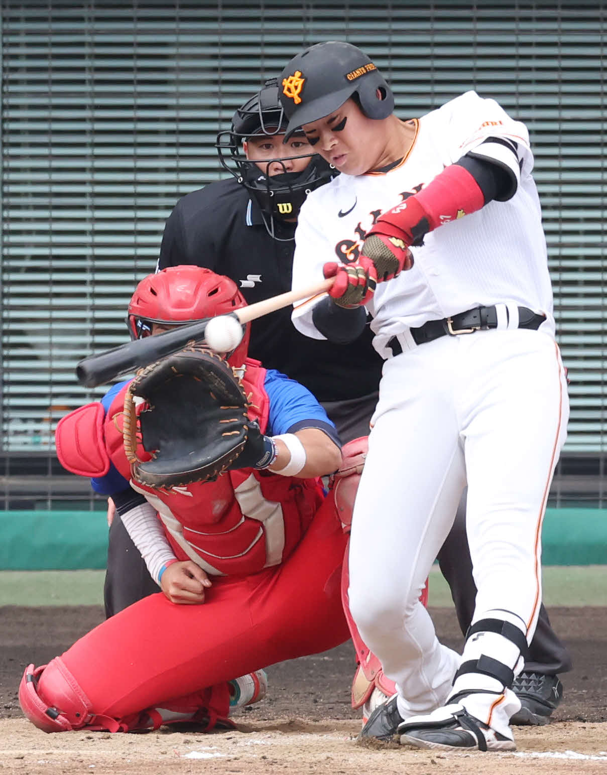 巨人対キューバ代表　8回裏巨人2死、左前打を放つ増田陸（撮影・宮地輝）