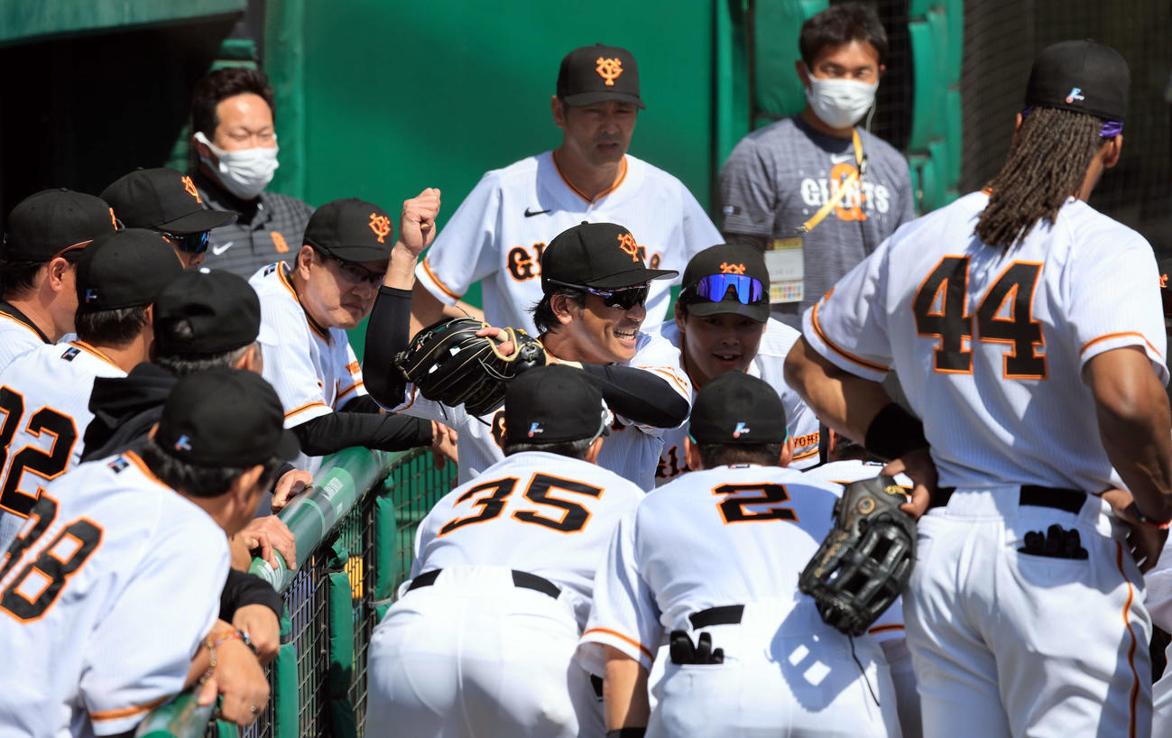 巨人対キューバ代表　試合前円陣で、刀を切るポーズで気勢を上げる巨人松田（中央）（撮影・浅見桂子）