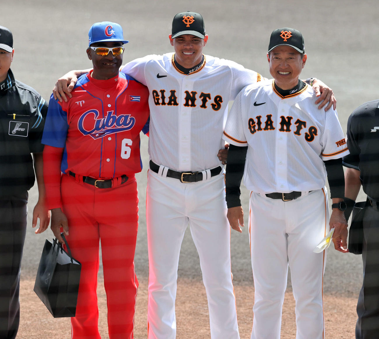 巨人対キューバ代表　試合前、笑顔で記念撮影するキューバ代表ジョンソン監督（左）、巨人ロペス（中央）、原監督（撮影・浅見桂子）