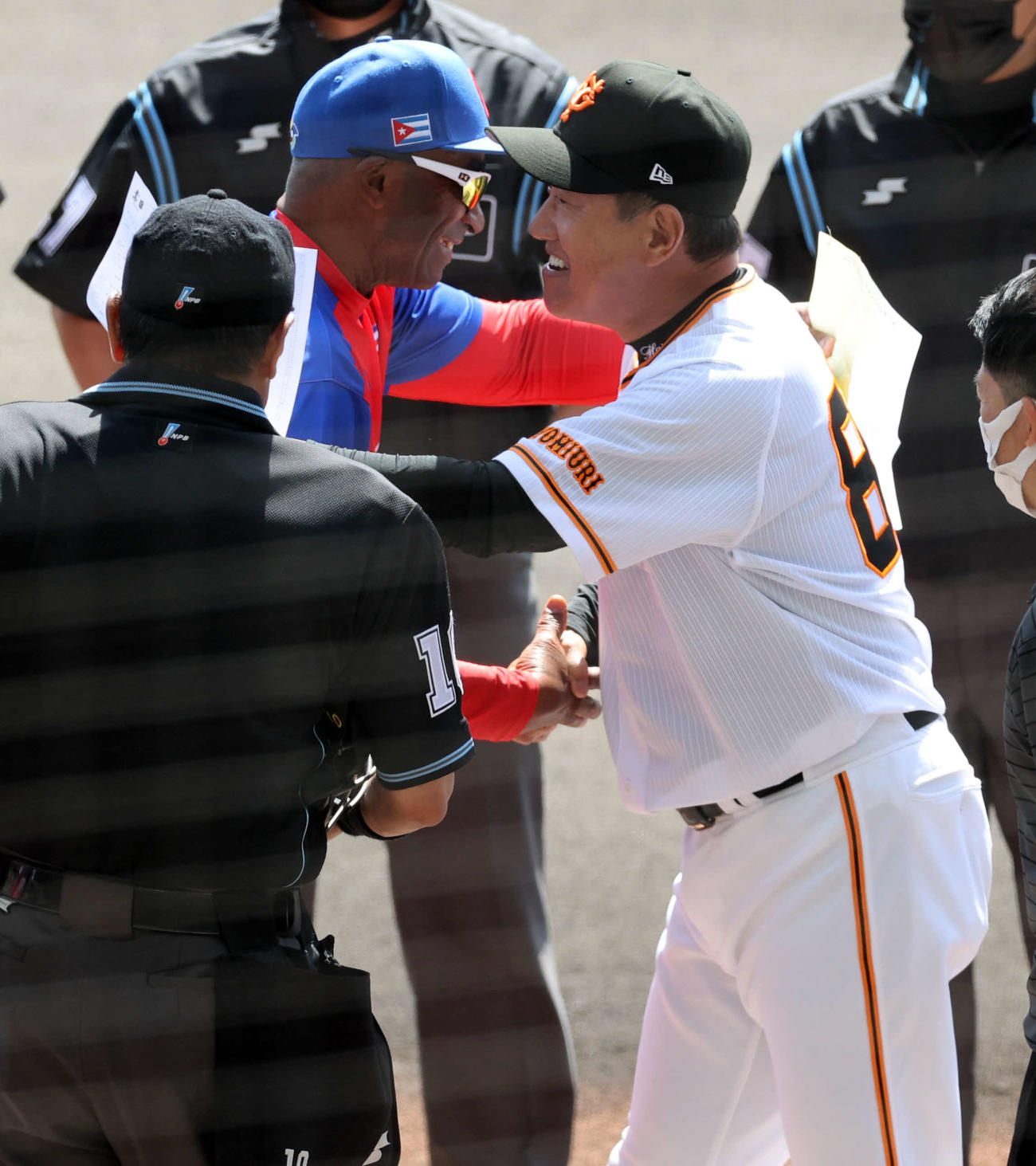 巨人対キューバ代表　試合前、メンバー交換で抱擁する巨人原辰徳監督（右）とキューバ代表ジョンソン監督（撮影・浅見桂子）
