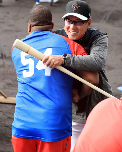 巨人対キューバ代表　試合前、巨人原監督（右）はキューバ代表デスパイネと抱擁のあいさつ（撮影・浅見桂子）