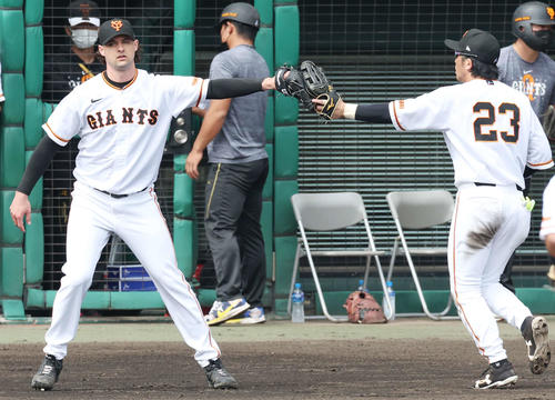 巨人対キューバ代表　4回表キューバ代表を無失点に抑え松田（右）とタッチするビーディ（撮影・宮地輝）