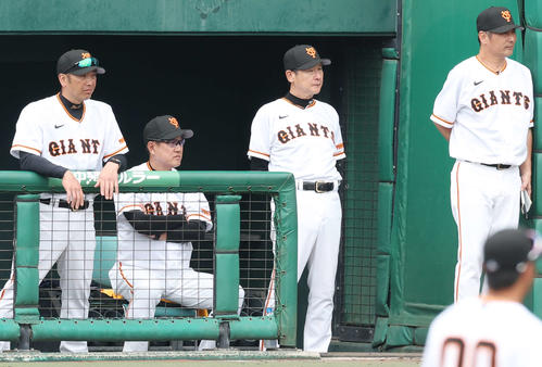 巨人対キューバ代表　6回表戦況を見つめる巨人、左から阿部ヘッド兼バッテリーコーチ、原監督、阿波野投手チーフコーチ、元木作戦兼内野守備コーチ（撮影・宮地輝）