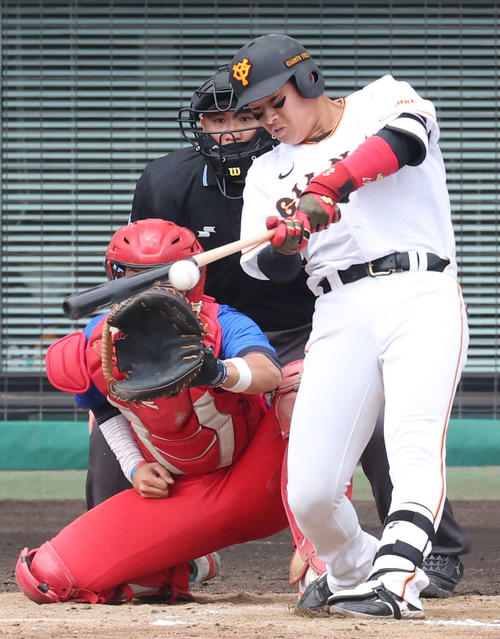 巨人対キューバ代表　8回裏巨人2死、左前打を放つ増田陸（撮影・宮地輝）