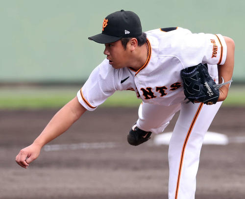 巨人対キューバ代表　7回表キューバ代表の攻撃で登板した堀岡（撮影・浅見桂子）