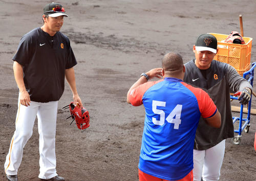 巨人対キューバ代表　試合前、巨人中田翔（右）はキューバ代表デスパイネと抱擁のあいさつ。左は長野（撮影・浅見桂子）