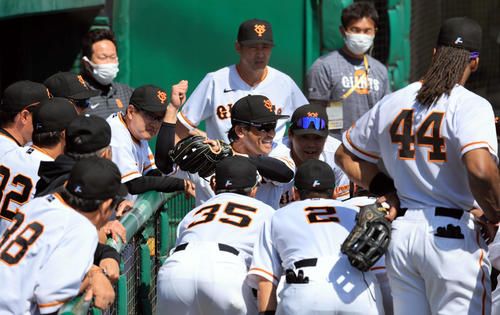 巨人対キューバ代表　試合前円陣で、刀を切るポーズで気勢を上げる巨人松田（中央）（撮影・浅見桂子）