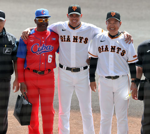 巨人対キューバ代表　試合前、笑顔で記念撮影するキューバ代表ジョンソン監督（左）、巨人ロペス（中央）、原監督（撮影・浅見桂子）