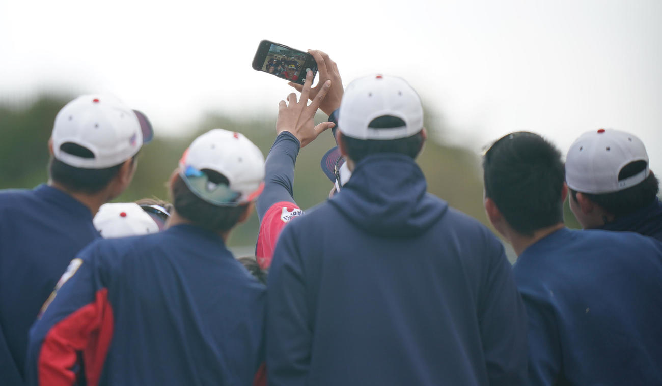 宇田川がスマートフォンで投手陣と記念撮影（撮影・垰建太）