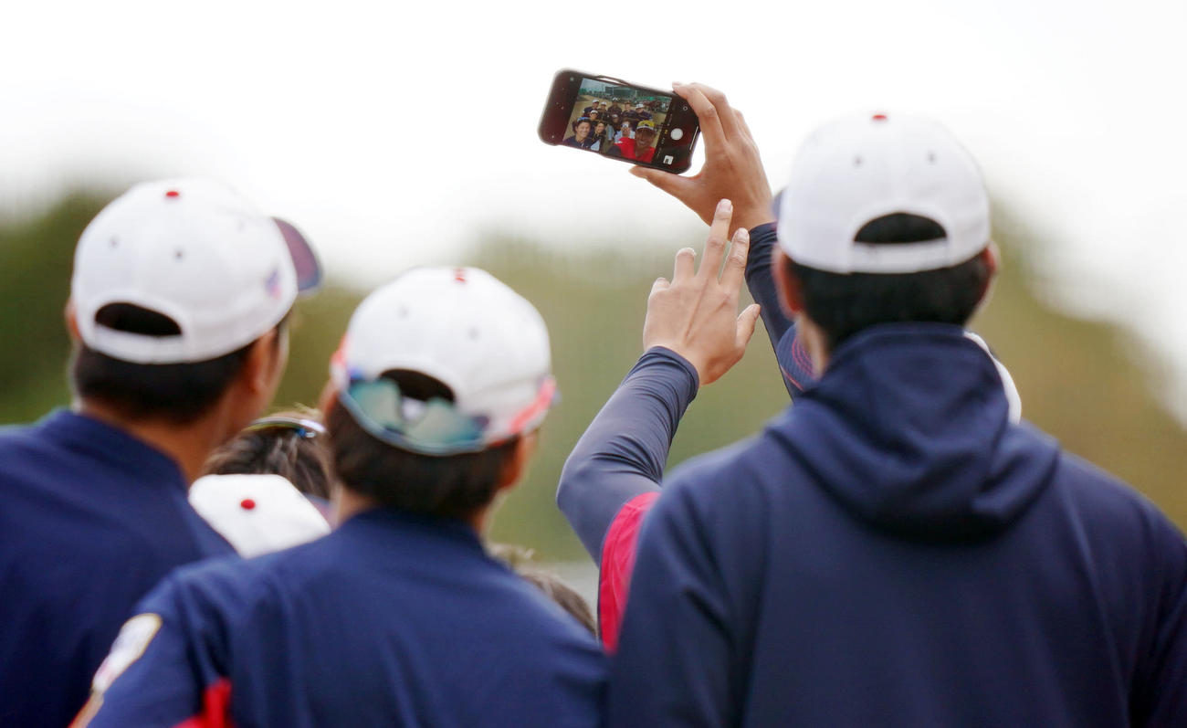 宇田川がスマートフォンで投手陣と記念撮影（撮影・垰建太）