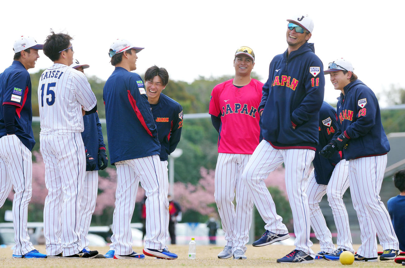 投手陣とダルビッシュ（右から2人目）ら投手陣を笑わせる宇田川（同3人目）（撮影・垰建太）