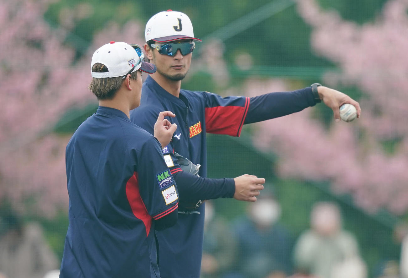 キャッチボールを終え握りの動作を交え談笑する高橋奎（左）とダルビッシュ（撮影・垰建太）