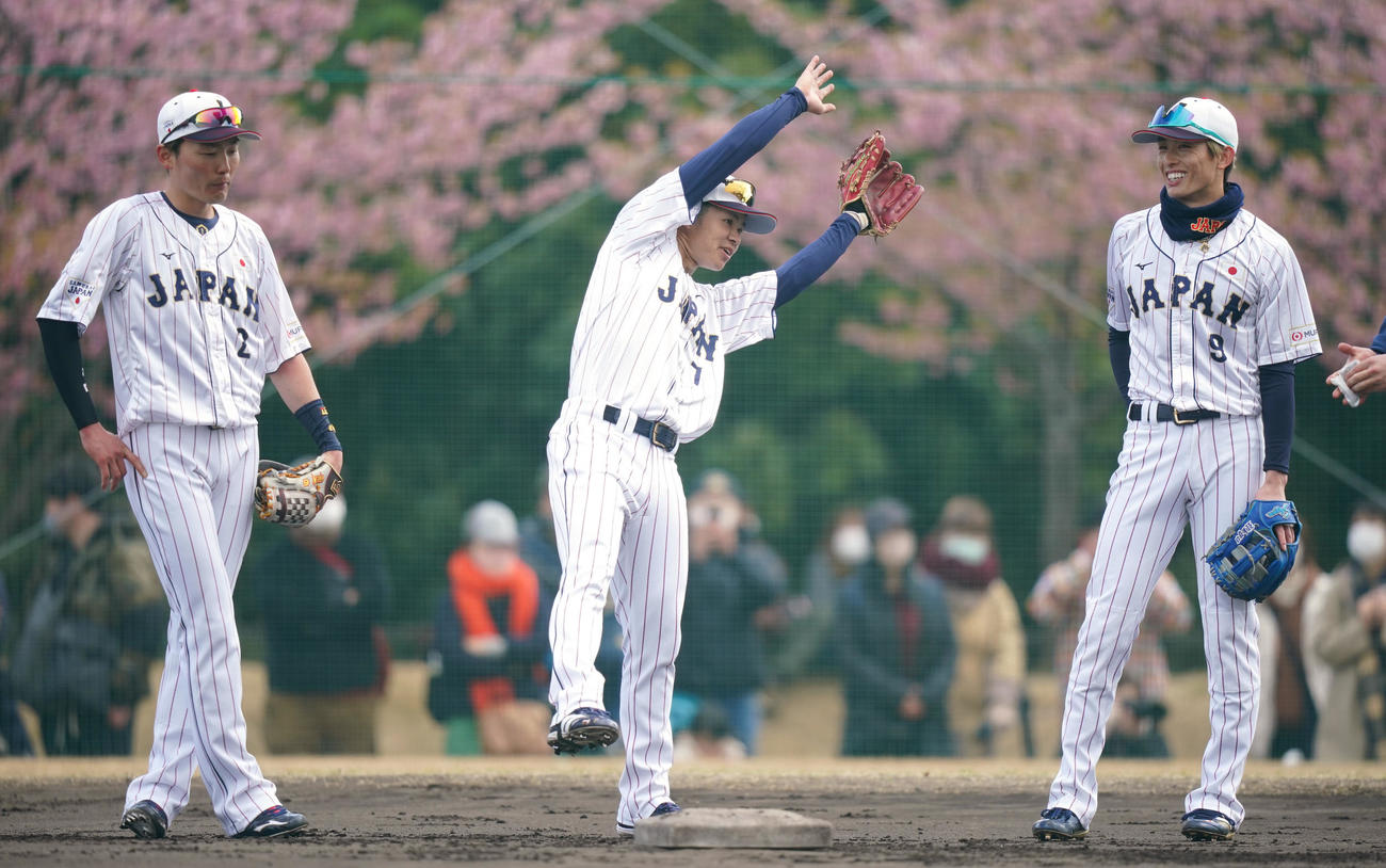 守備練習の合間に二塁付近で談笑する中野（中央）、源田（左）、周東（撮影・垰建太）