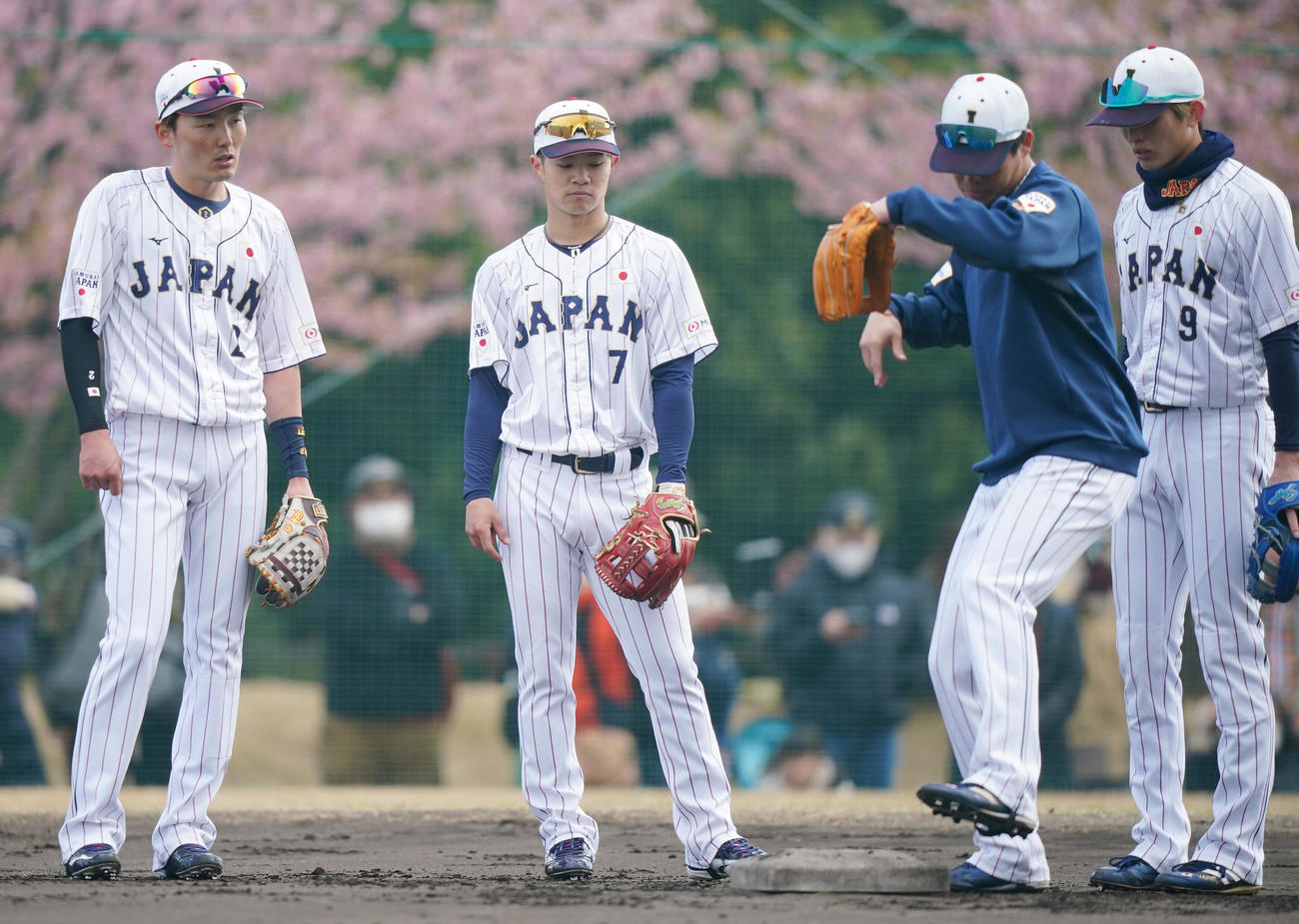 二塁付近で山田（手前）のフォームを見つめる、左から源田、中野、1人おいて周東（撮影・垰建太）