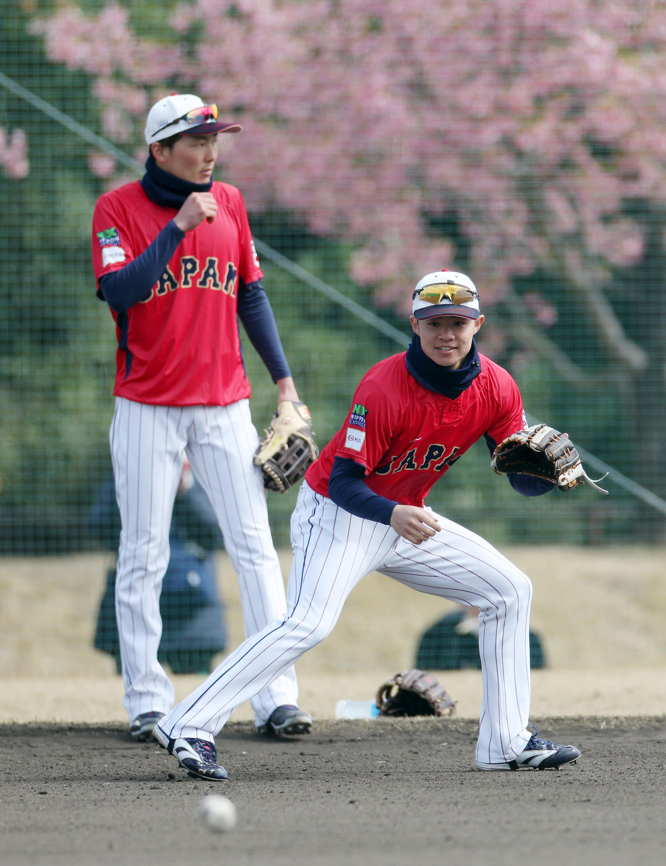 遊撃でノックを受ける中野。左は源田（撮影・前田充）