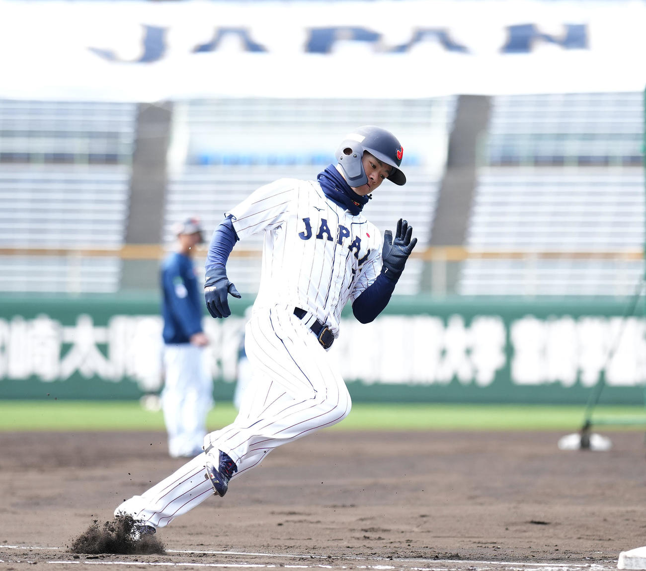 走塁練習をする中野（撮影・菅敏）