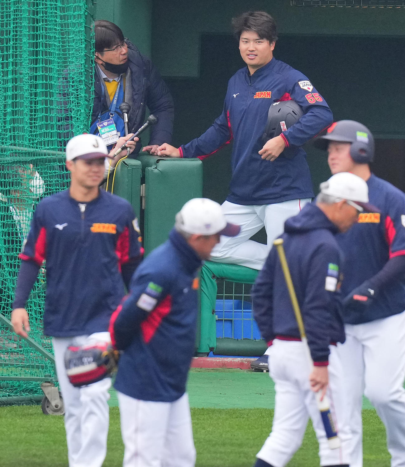 練習中、石橋貴明（後方左）と談笑する村上（撮影・垰建太）