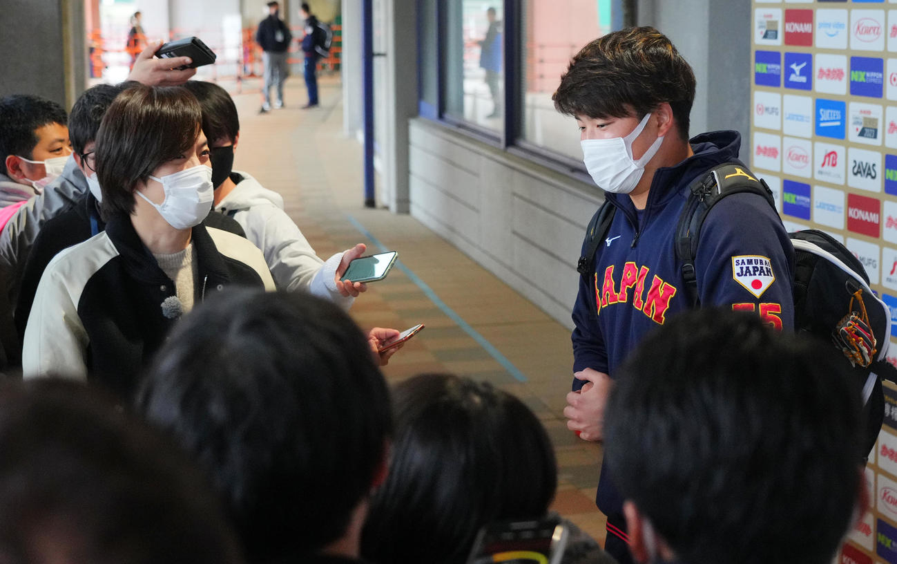 練習を終えDAIGO（左）から取材を受ける村上（撮影・垰建太）