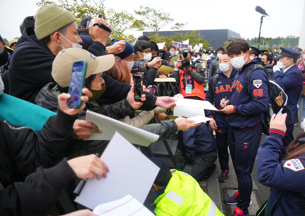 練習を終え大勢のファンにサインする村上（撮影・垰建太）