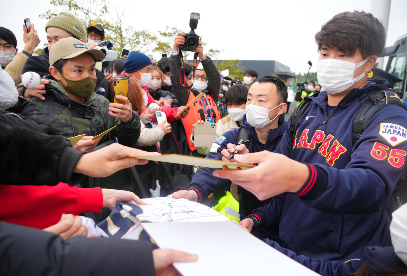 練習を終え大勢のファンにサインする村上（右）（撮影・垰建太）