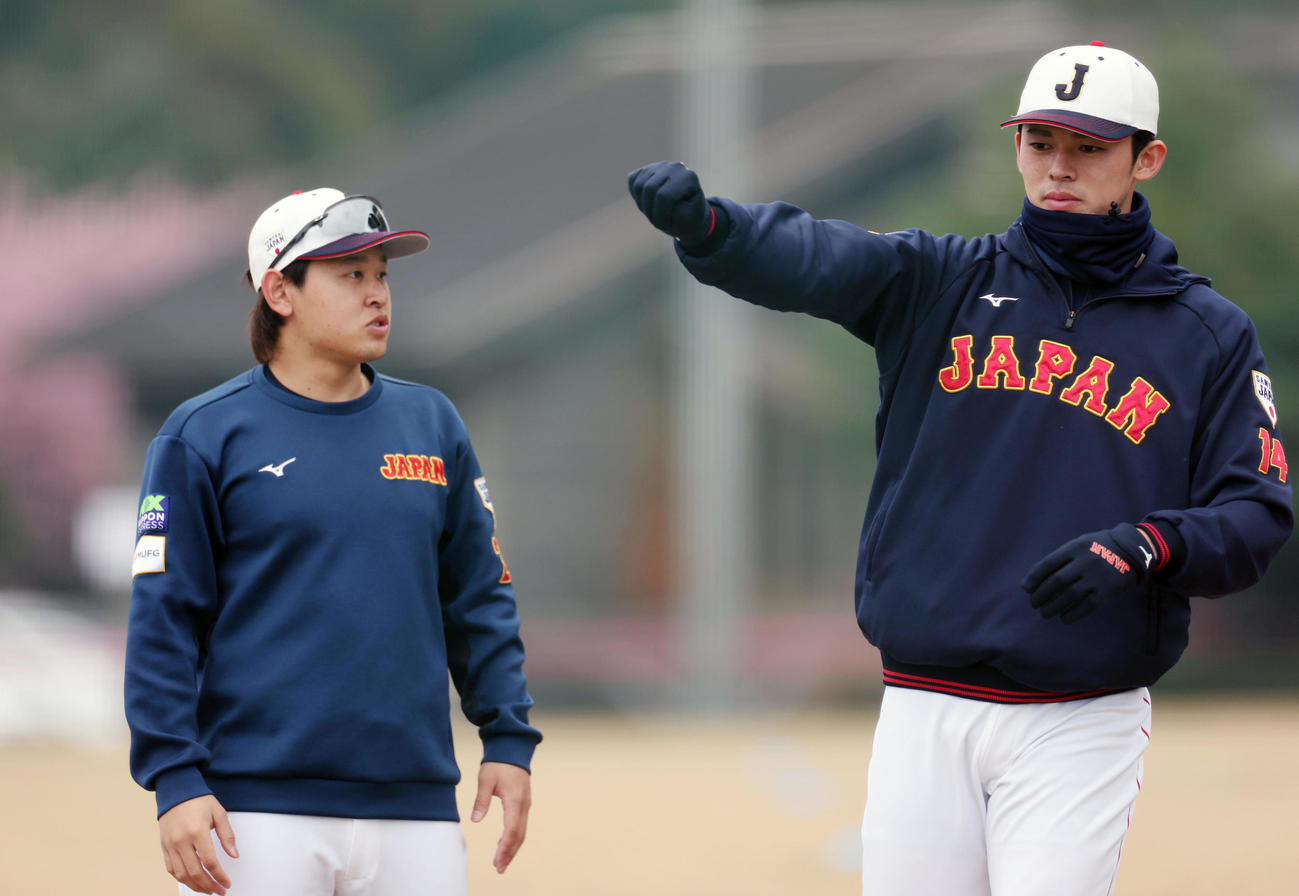 言葉を交わす宮城（左）と佐々木（撮影・前田充）