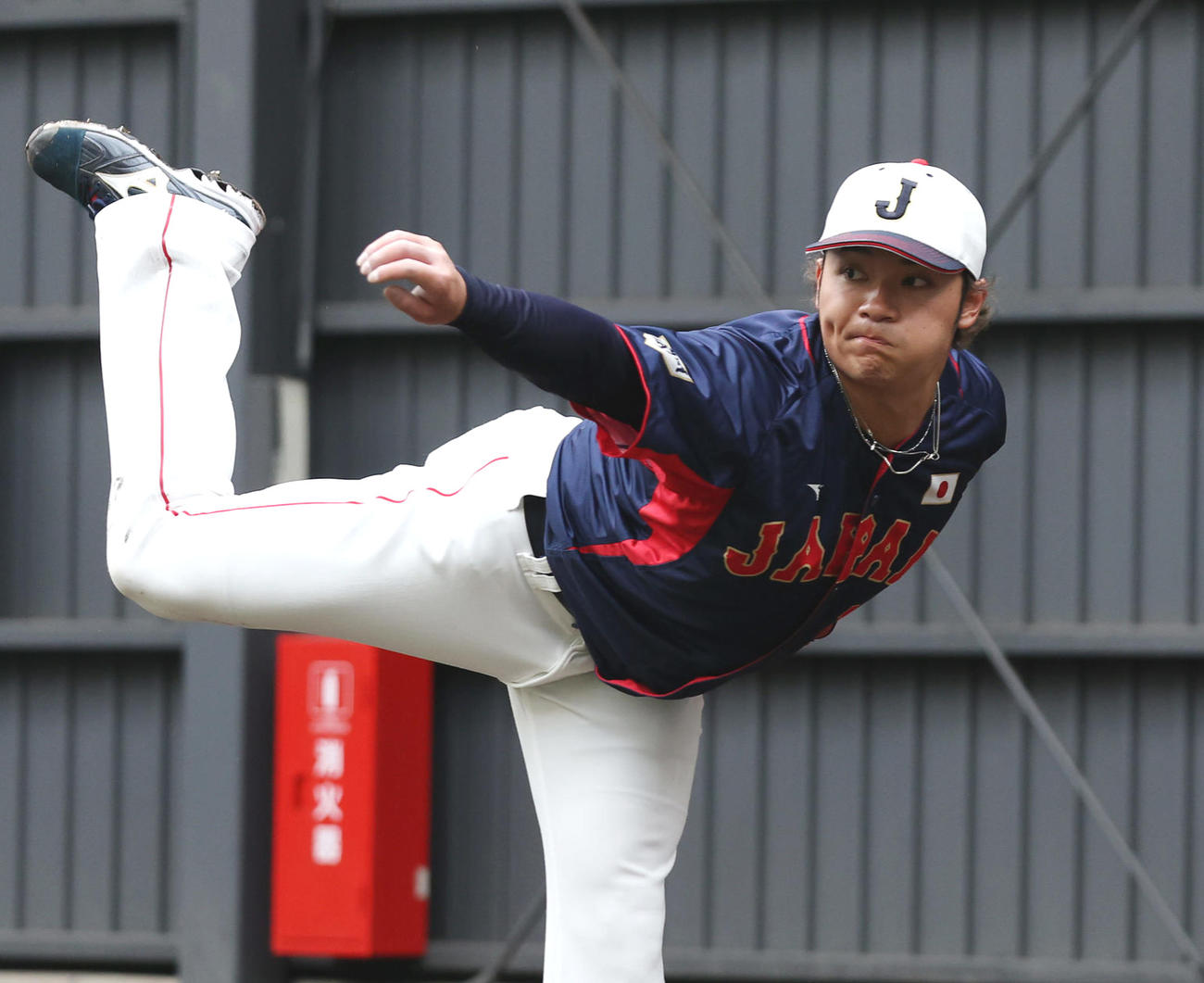 ブルペンで力投する伊藤大海（撮影・前田充）