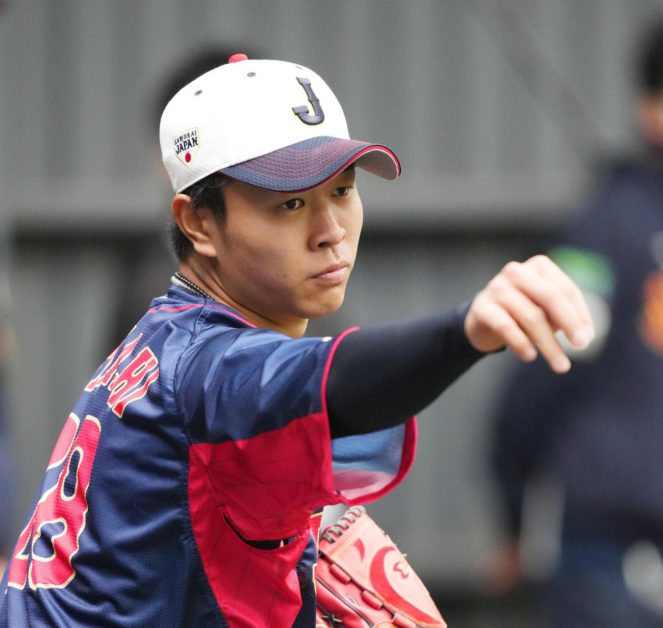 ブルペンで投球練習をする高橋宏（撮影・菅敏）