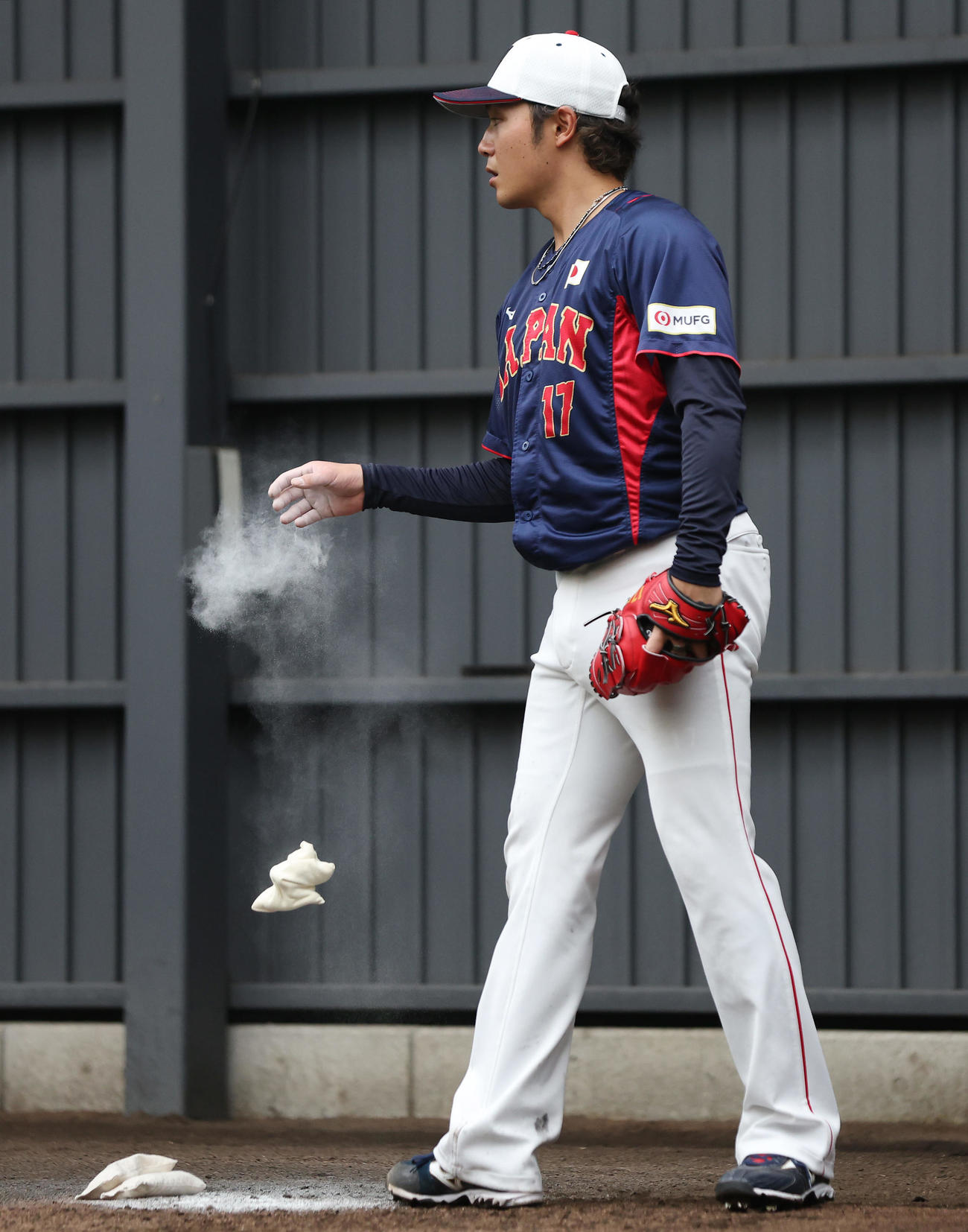 ブルペンでロジンをつける伊藤（撮影・前田充）