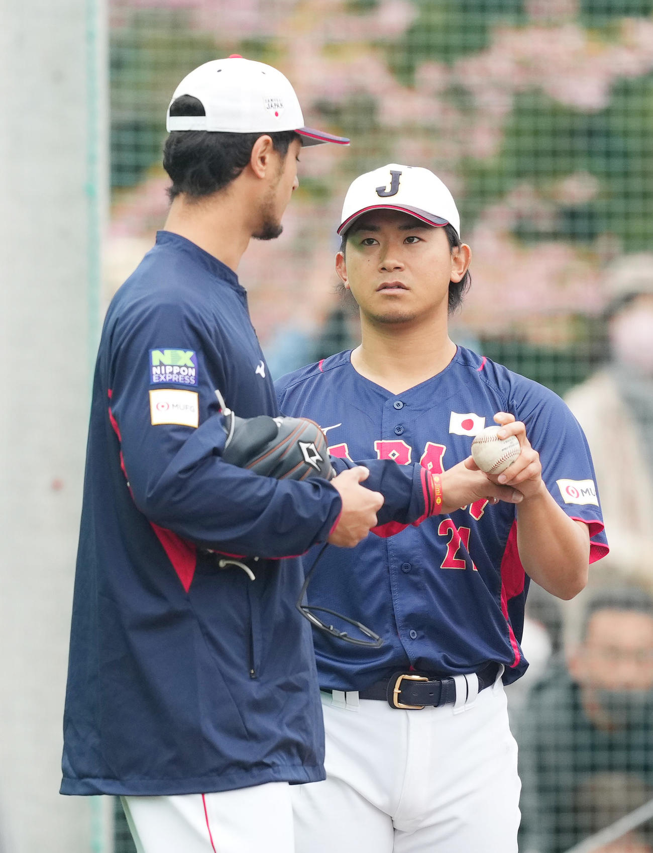 今永（右）に変化球に握りを伝授するダルビッシュ（撮影・菅敏）
