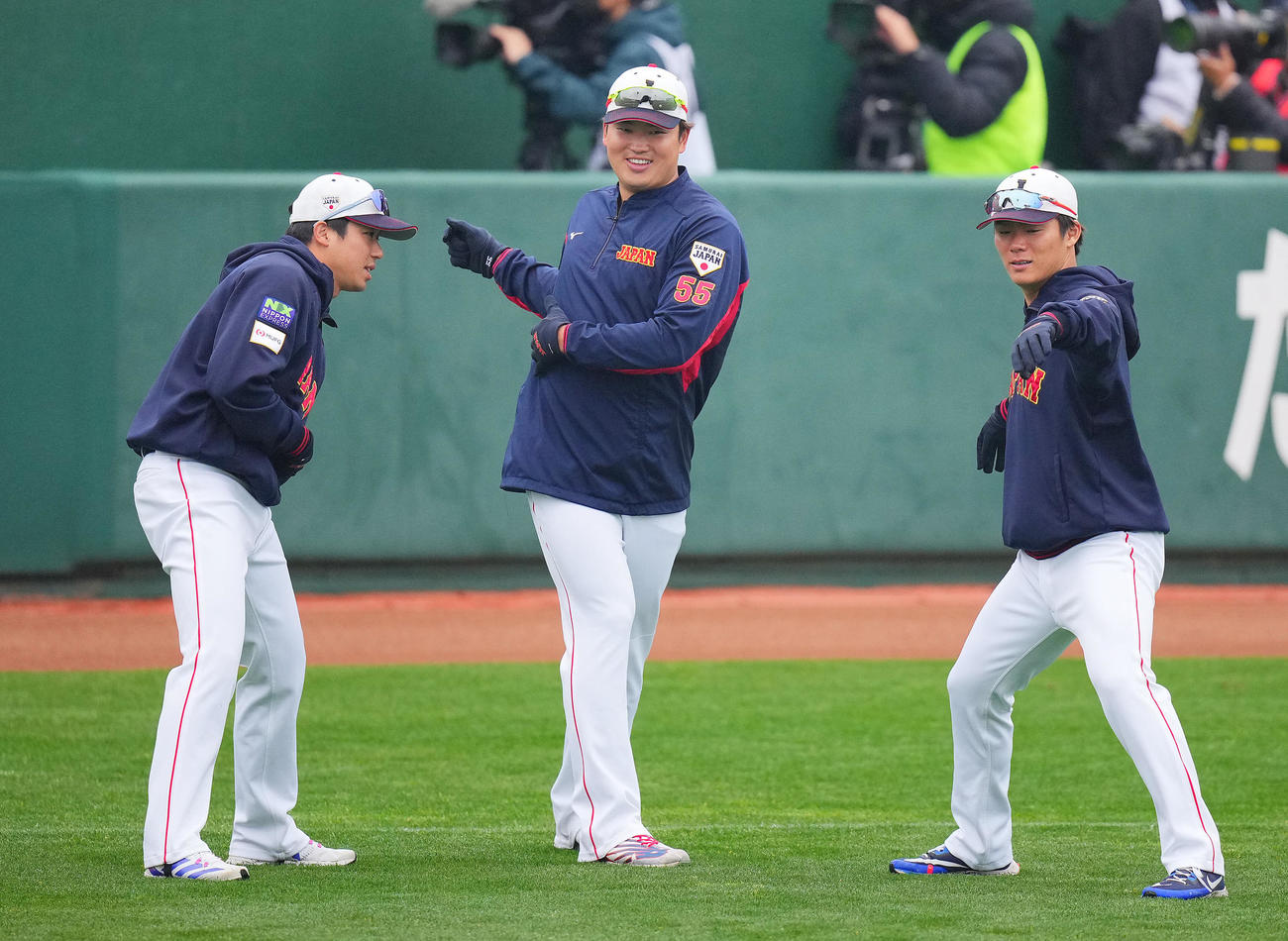 ウオーミングアップ中、談笑する山田（左）、山本（中央）、村上（撮影・垰建太）