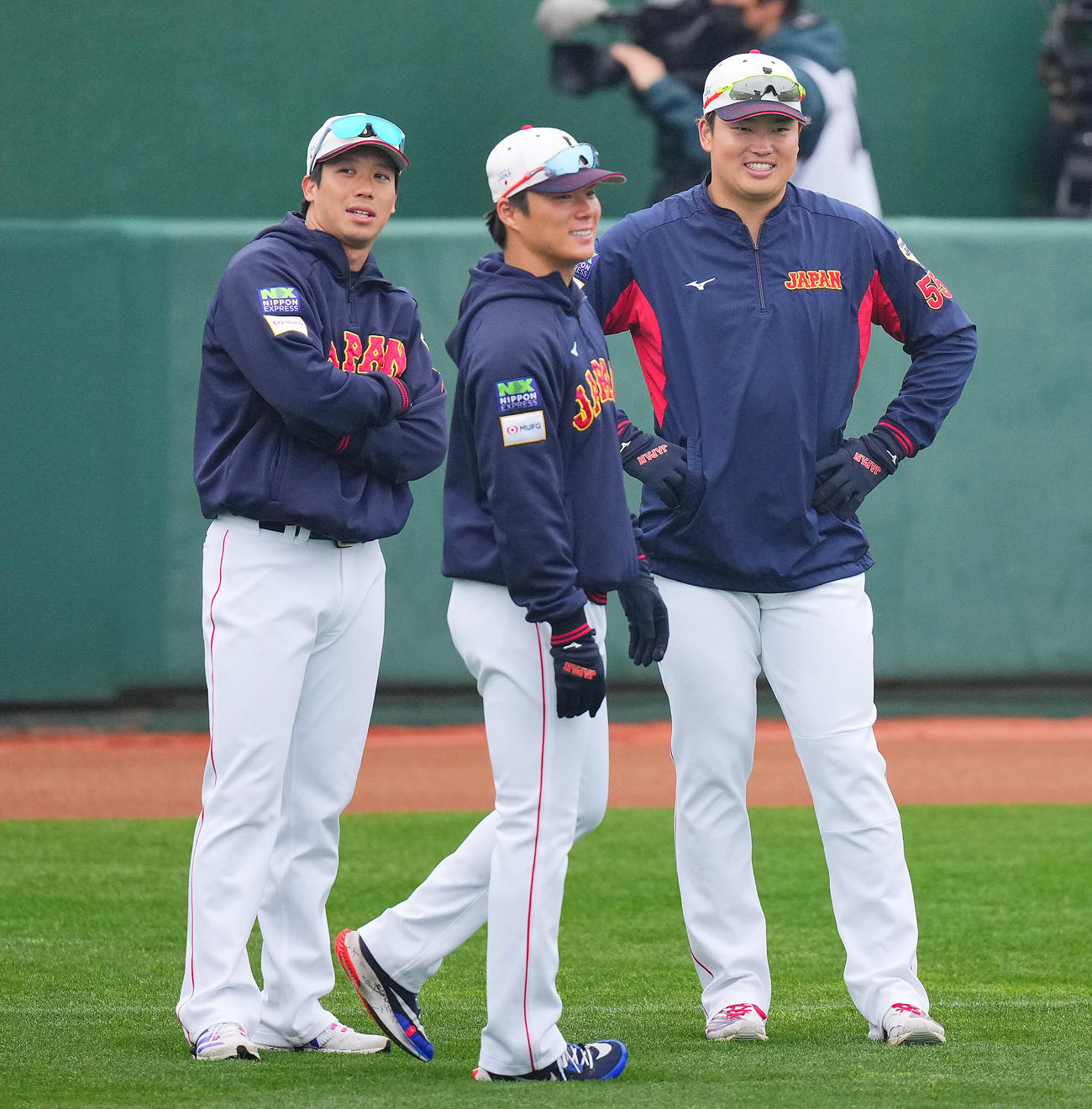 ウオーミングアップ中、談笑する山田（左）、山本（中央）、村上（撮影・垰建太）