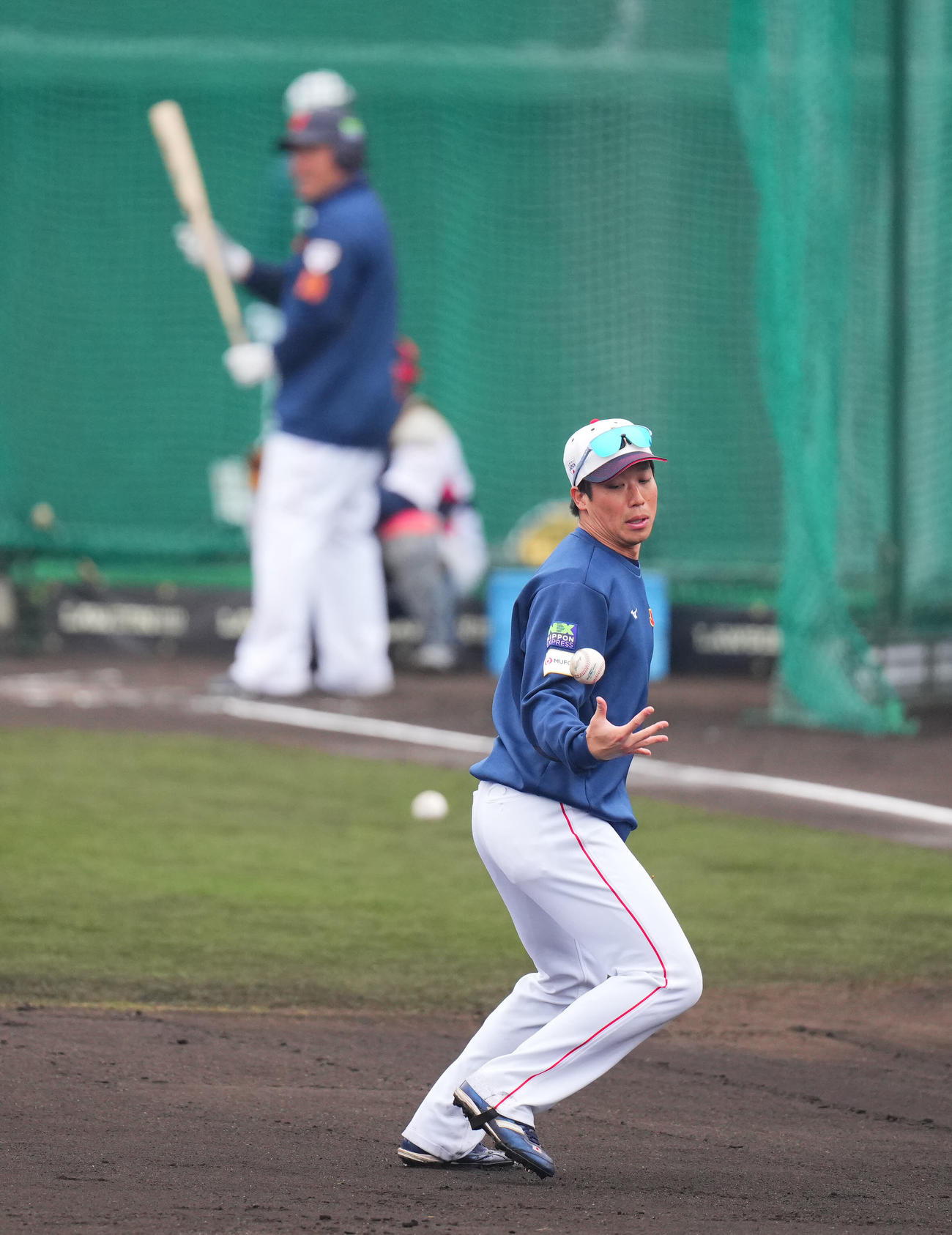 三塁でノックを受ける山田（撮影・垰建太）