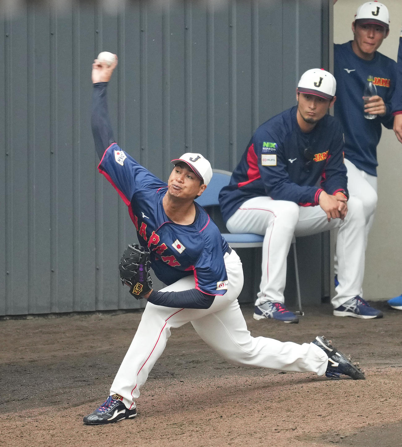 ブルペンでダルビッシュ（中央）、山本（右）の視線を浴びながら投球練習する宇田川（撮影・菅敏）